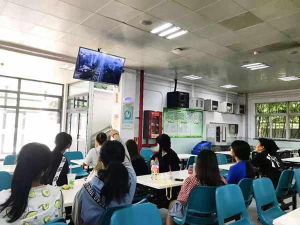 f6a864a84b3e4367a7743a5d22958b55.jpg 18级汉语国际教育专业观看国庆阅兵式_副本.jpg